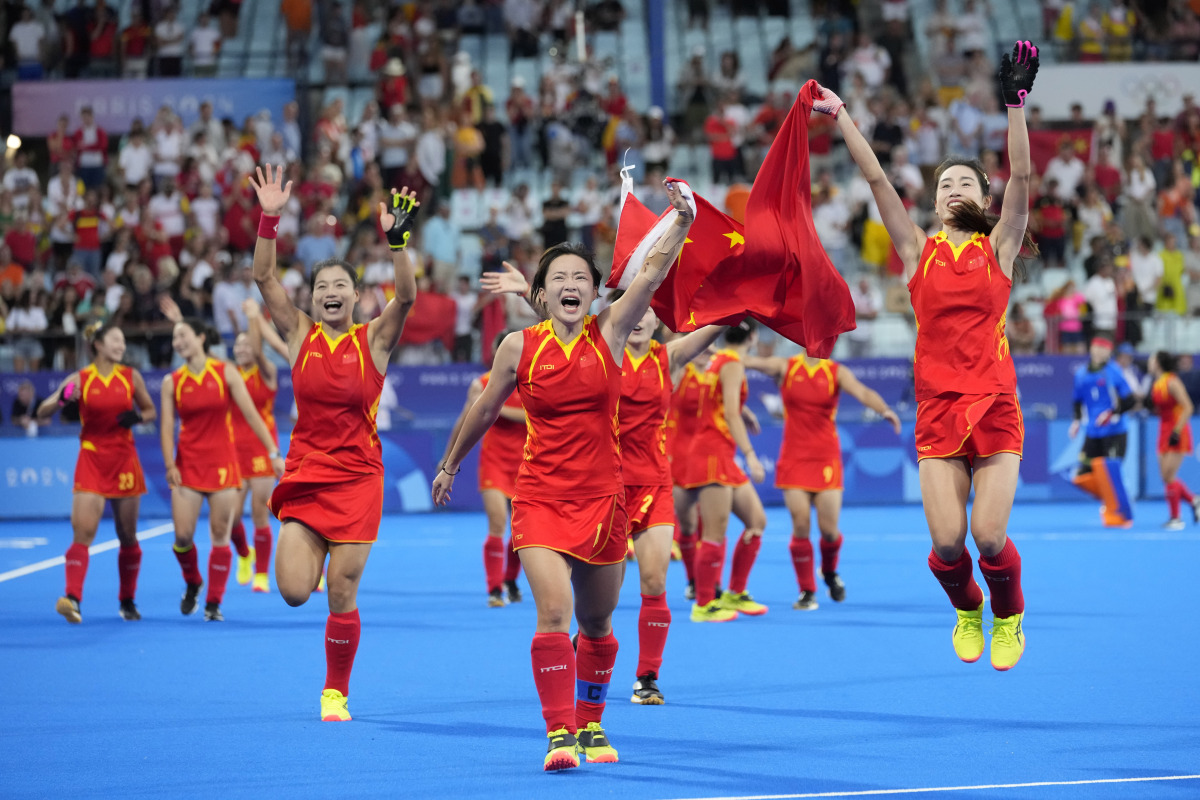 开云体育官网-包含女队全力以赴，斗志高昂赢得胜利的词条