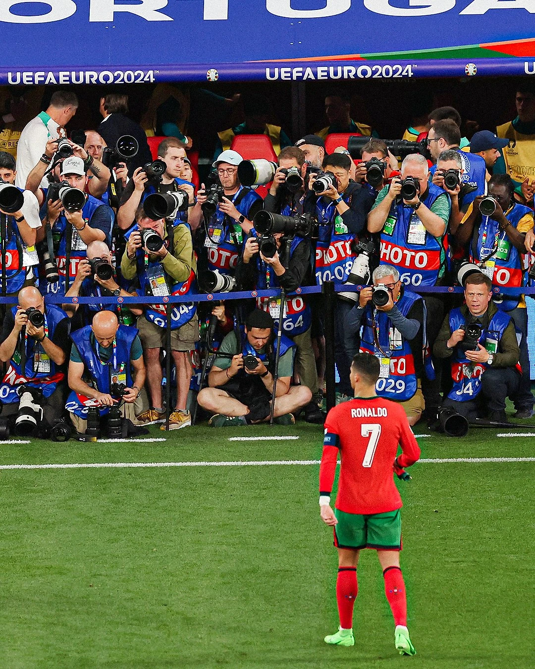 欧洲杯资格赛取得重要胜利，晋级前进