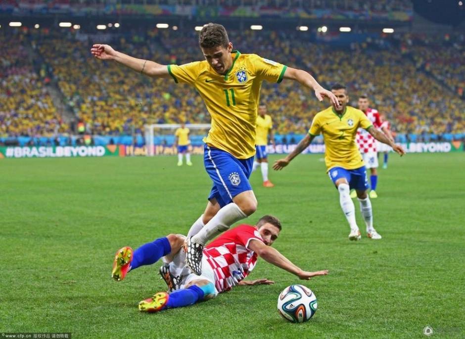 包含佛罗伦萨击败卡利亚里，比赛控制全程的词条