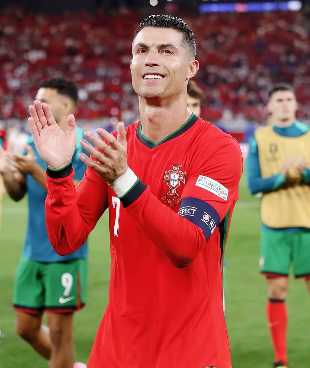 包含世界目光聚焦在欧洲足球舞台上，激战即将上演的词条