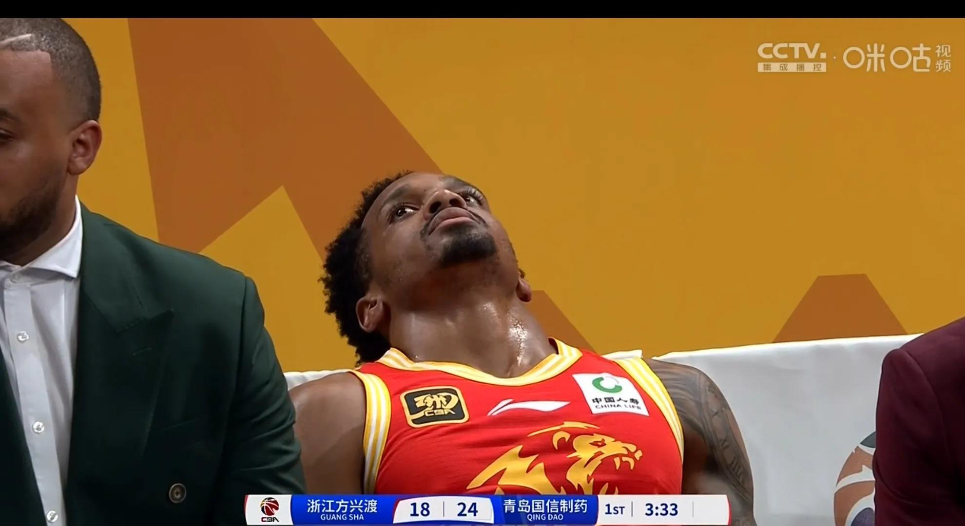 开云体育入口-后卫因红牌遭遇停赛，球队士气受挫