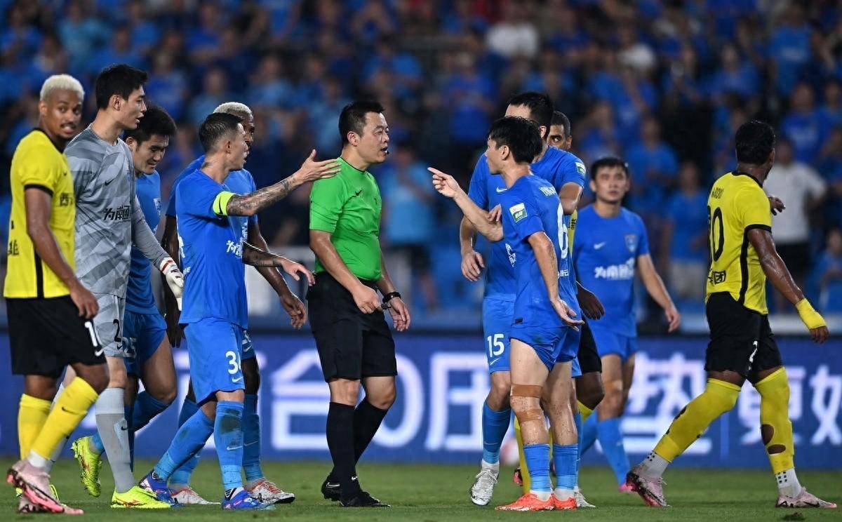 后卫因红牌遭遇停赛，球队士气受挫