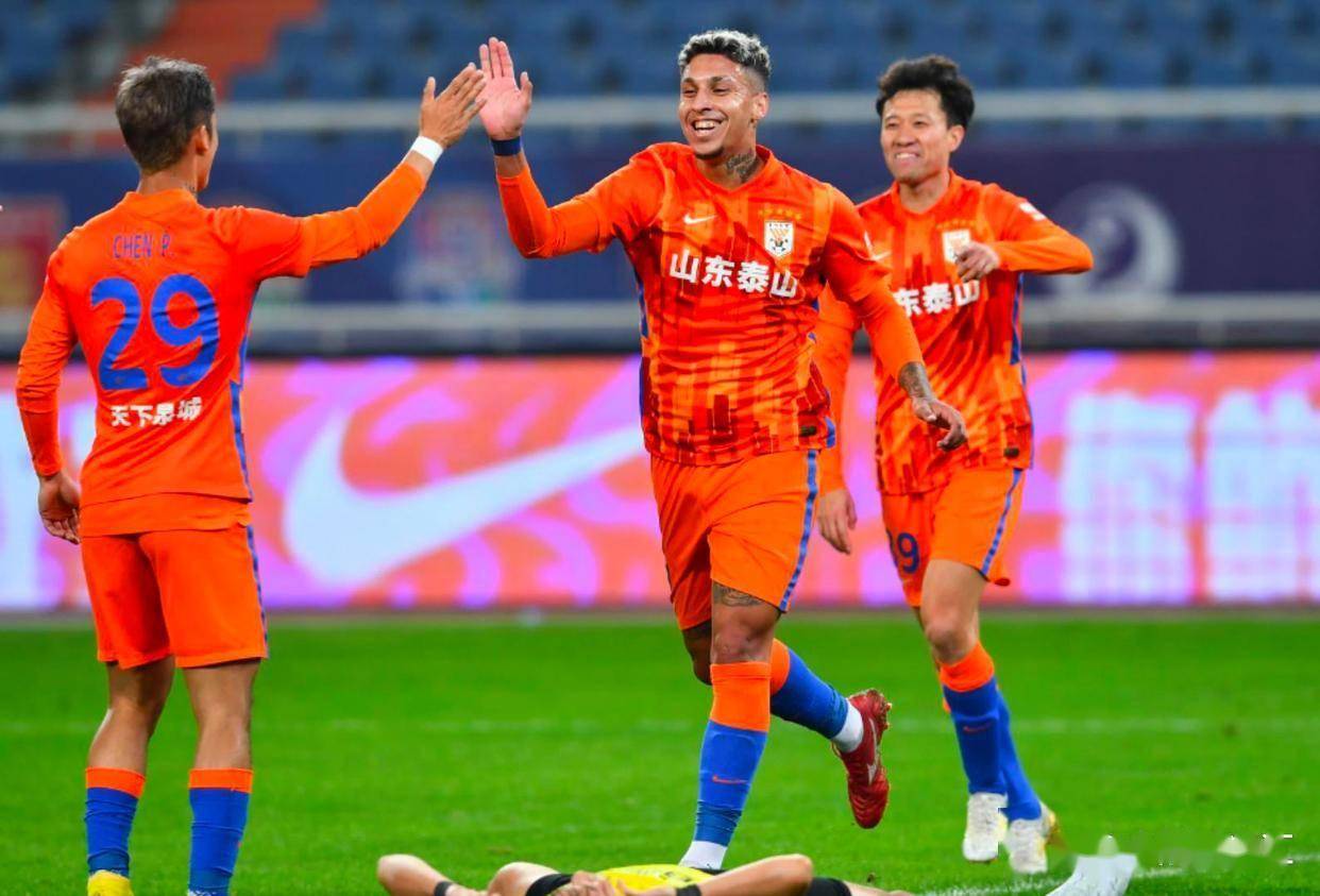 山东鲁能领先，客场击败广州富力继续占据首位的简单介绍