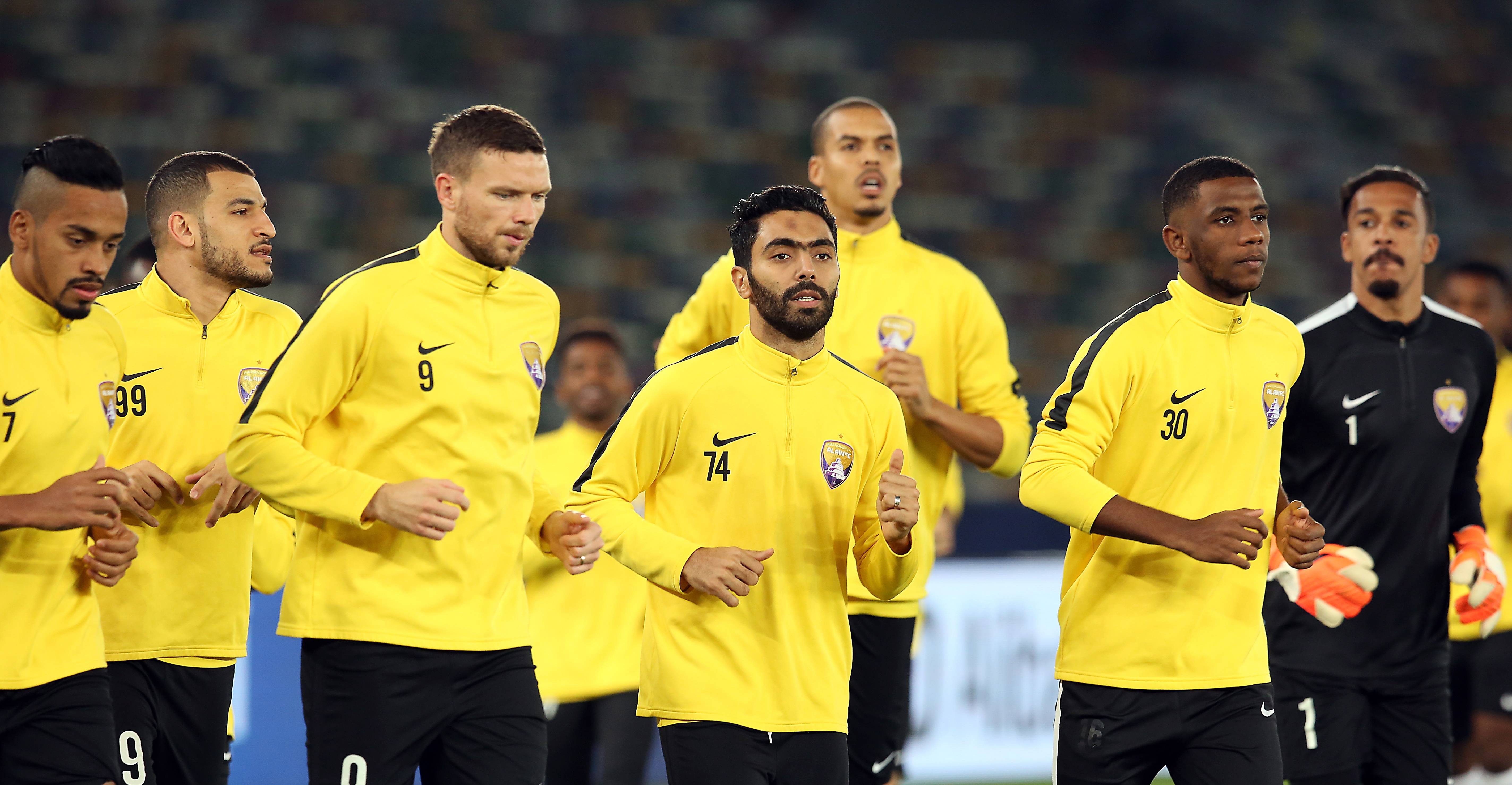 足球赛事即将登场，球员们奋力拼搏争取胜利