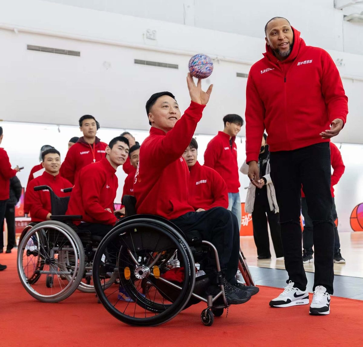 里昂球队年轻球员表现出色，赢得头号球迷支持的简单介绍