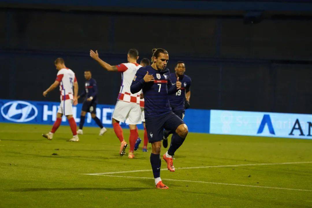 包含西班牙轻松击败瑞典，稳坐领先位置的词条