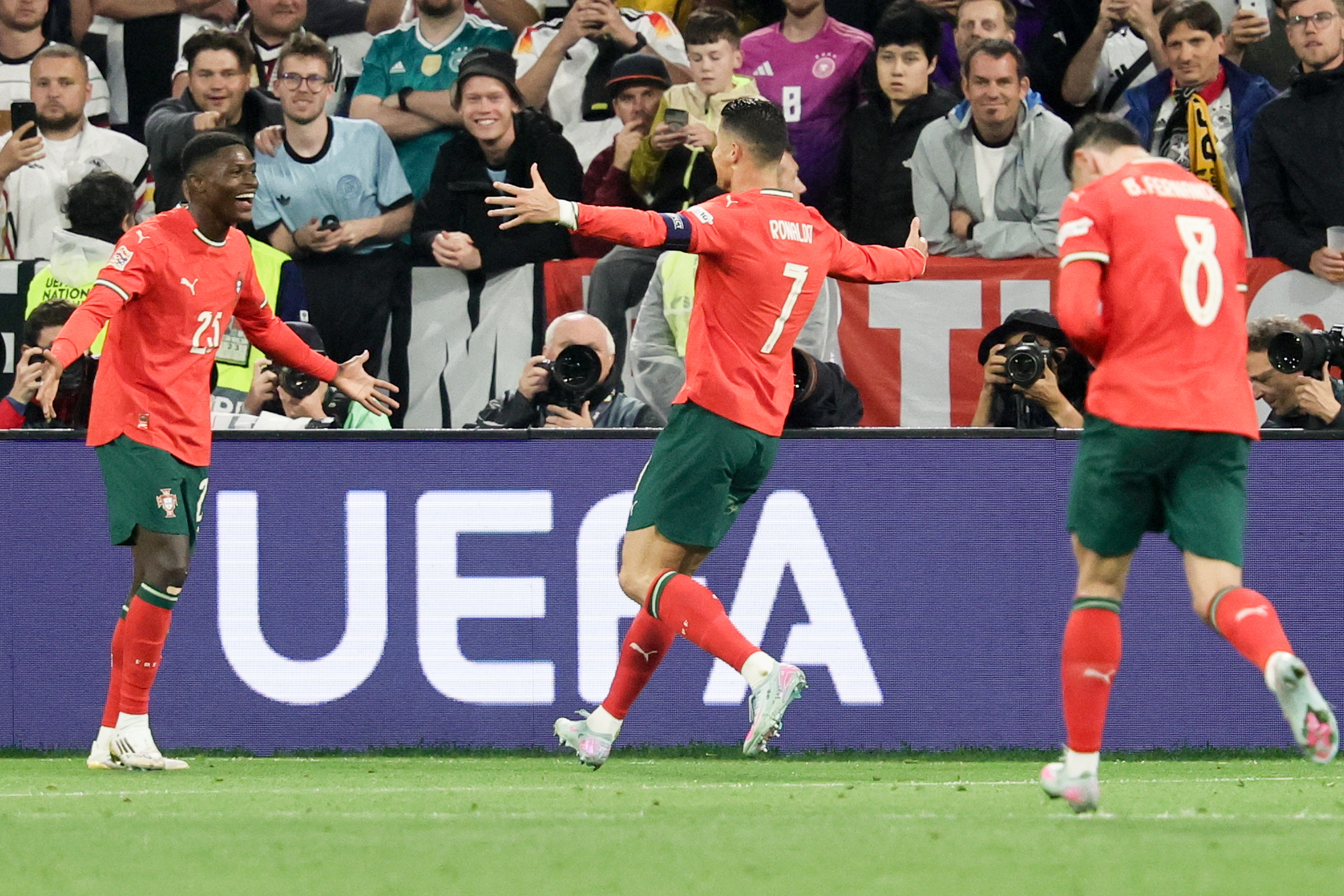 葡萄牙队备战友谊赛，实力雄厚