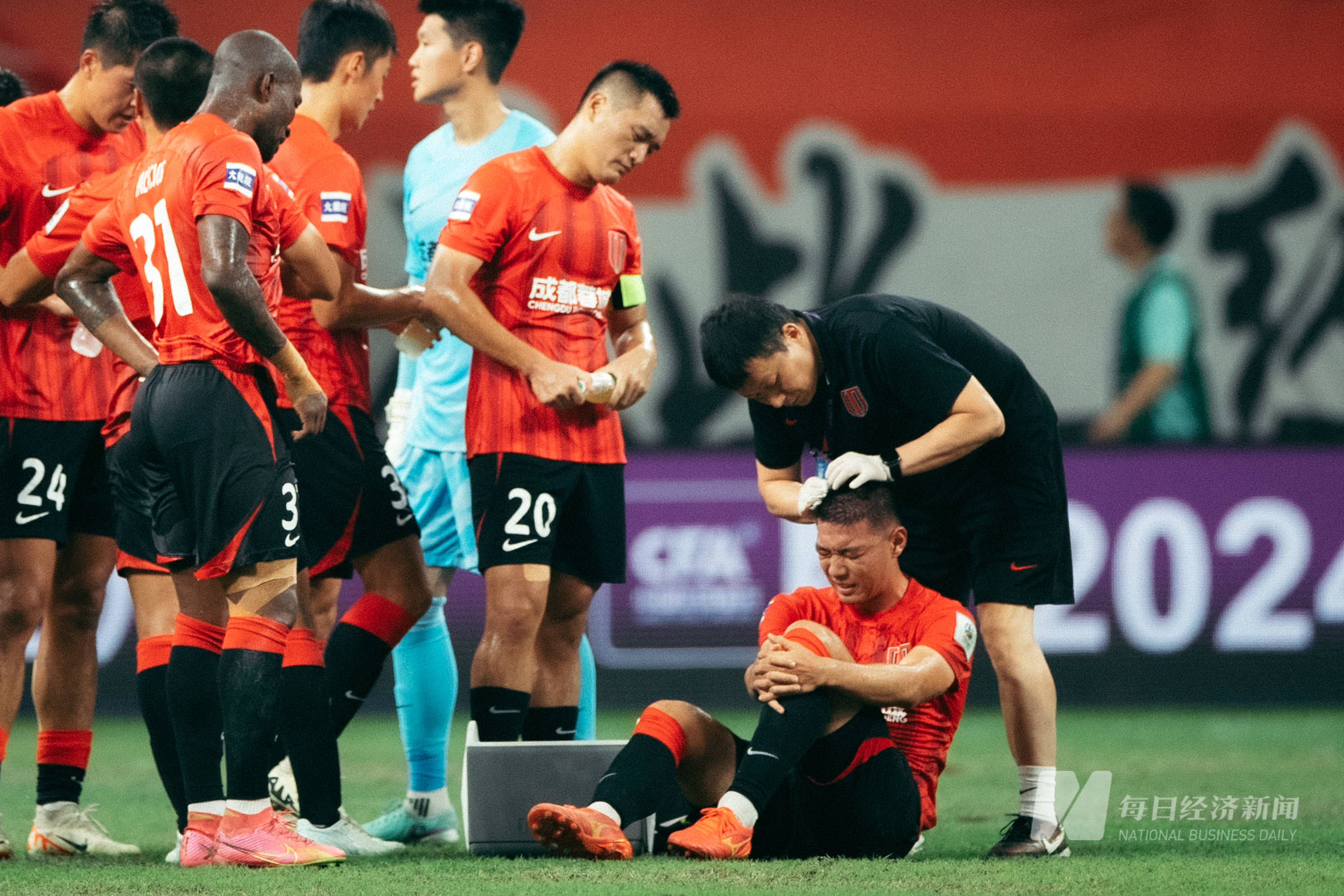 球员们在赛场上奋力拼搏展现出色的实力