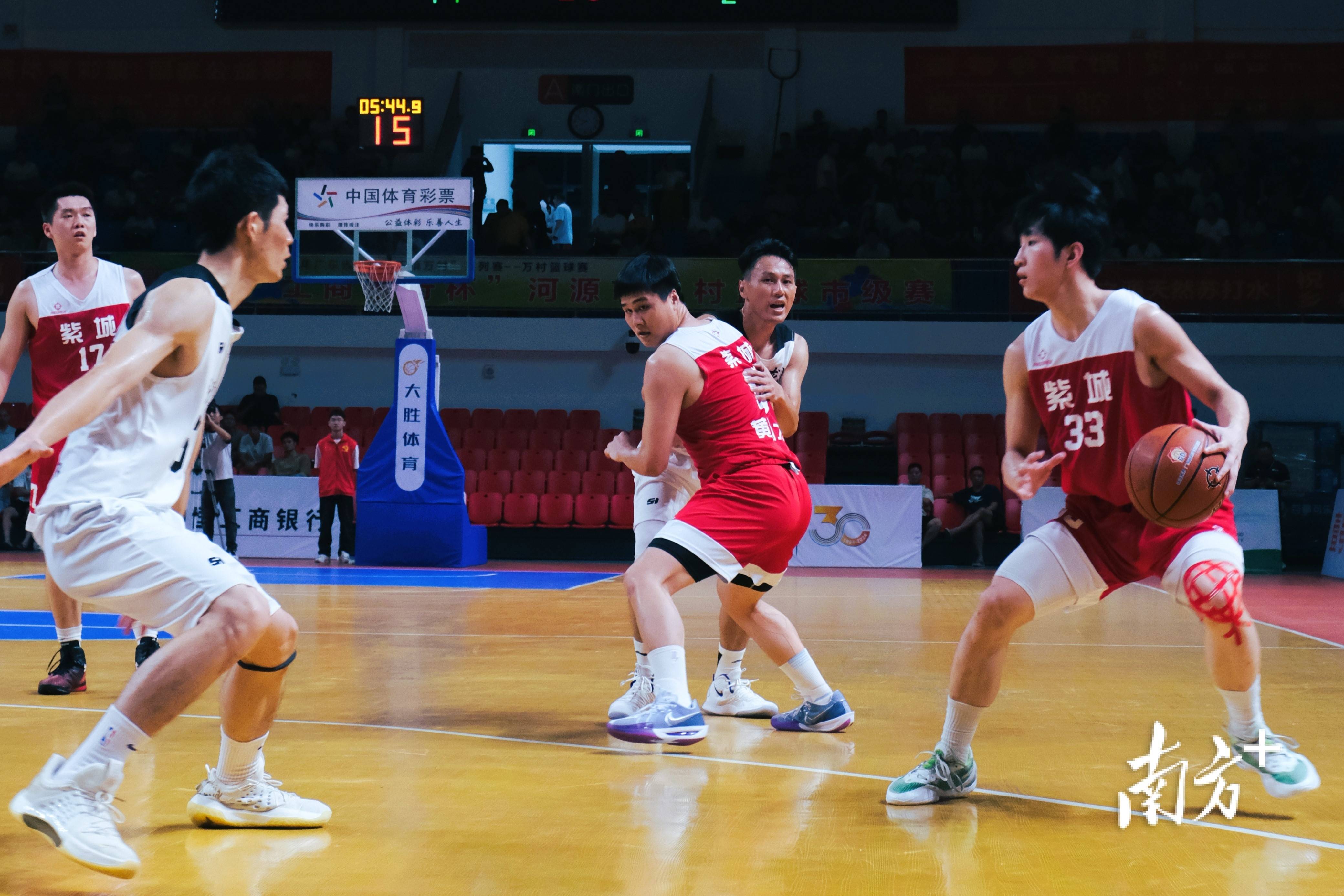 包含精彩的篮球联赛，球员们展现顶级水准的词条