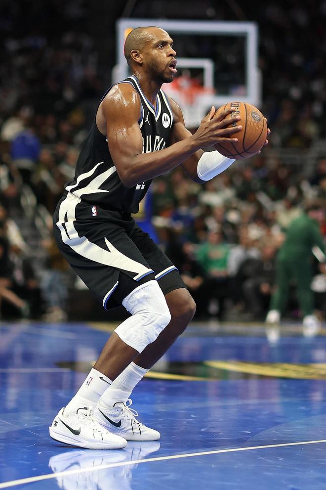 雄鹿逆转溜马，米德尔顿命中致胜球。