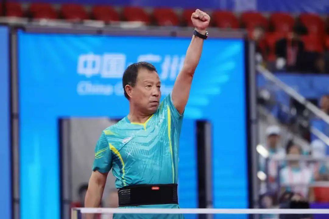 奋战球场上队员激情四射，斩获胜利